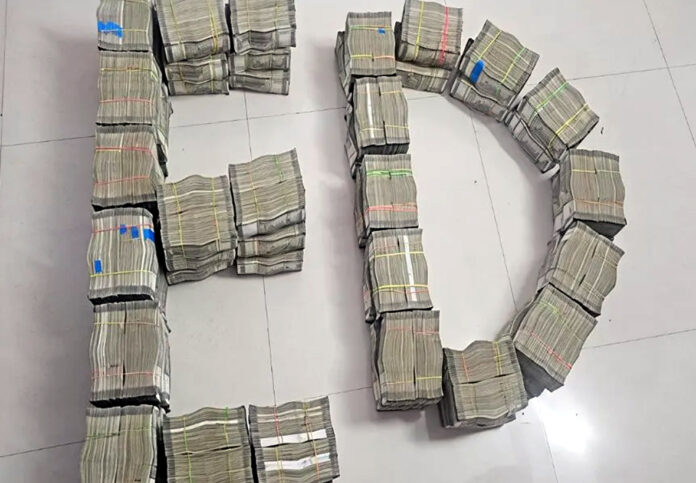 कर्नाटक आबकारी घोटाले में ED की बड़ी कार्रवाई, 14 ठिकानों पर छापेमारी कर 13.3 करोड़ रुपये की संपत्ति जब्त।