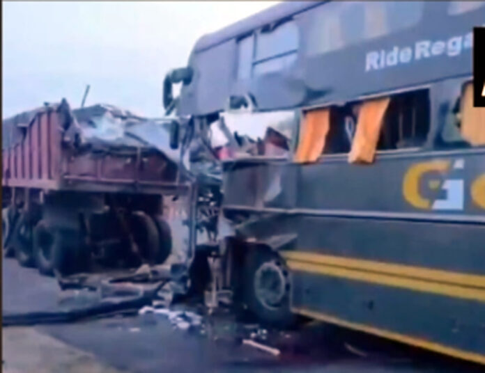 यमुना एक्सप्रेसवे पर मथुरा के राया क्षेत्र में दुर्घटनाग्रस्त वोल्वो बस का दृश्य