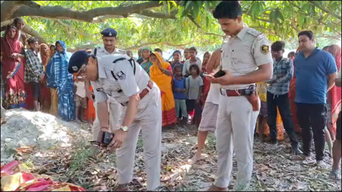 हाजीपुर के बेलसर थाना क्षेत्र के मिश्रौलिया गांव में आम के पेड़ से लटका मिला युवक का शव, मौके पर जांच करती पुलिस।