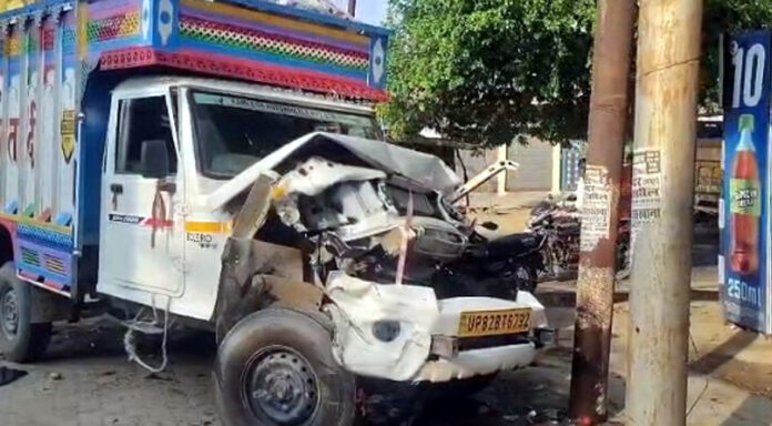 फतेहाबाद, आगरा में भात समारोह से लौट रही मैक्स गाड़ी चालक को झपकी आने के कारण ई-रिक्शा और विद्युत पोल से टकराई, हादसे में कई यात्री घायल।