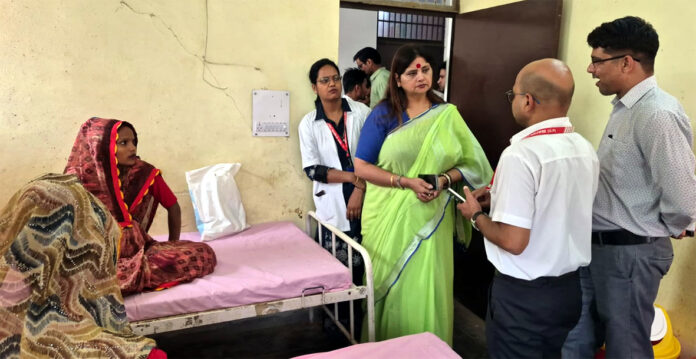राज्य महिला आयोग की अध्यक्ष बबीता चौहान आगरा के एत्मादपुर सामुदायिक स्वास्थ्य केंद्र और कालिंदी विहार स्थित महिला संरक्षण गृह का निरीक्षण करती हुईं।