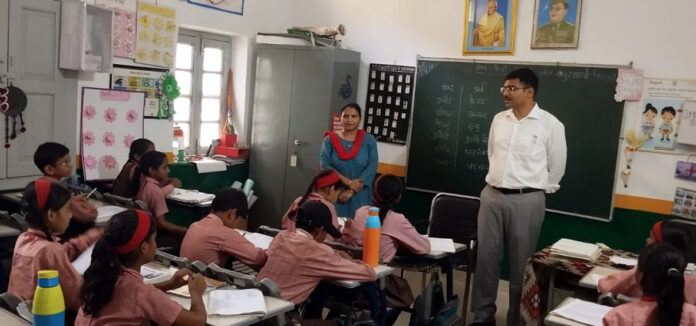 आगरा में पीएम श्री उच्च प्राथमिक विद्यालय रोहता का निरीक्षण करते हुए डीएम मनीष बंसल, अव्यवस्थाओं पर अधिकारियों को निर्देश देते हुए।