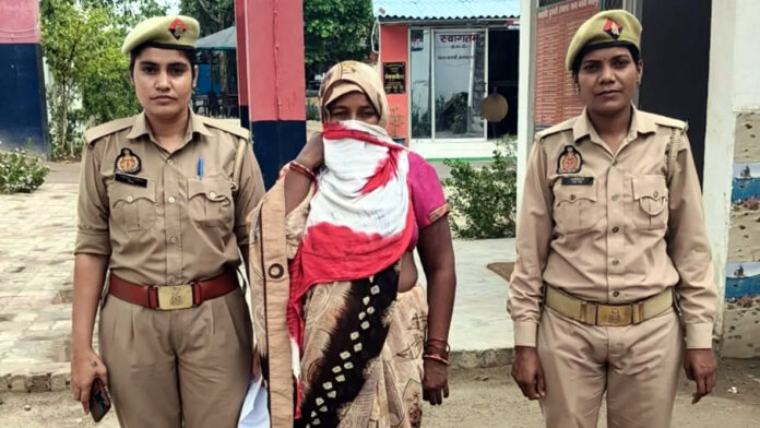 फतेहपुर में पति की शराब की लत और प्रताड़ना से परेशान पत्नी द्वारा पति को आग लगाने के मामले में पुलिस जांच करती हुई
