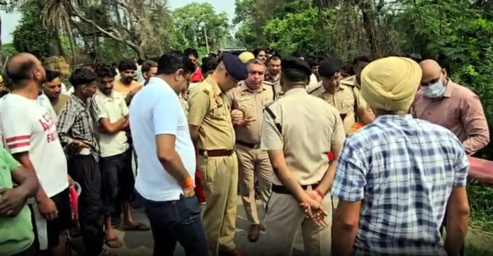 यमुनानगर में संदिग्ध परिस्थितियों में मृत मिले गुरमेल सिंह के मामले की जांच करती पुलिस टीम