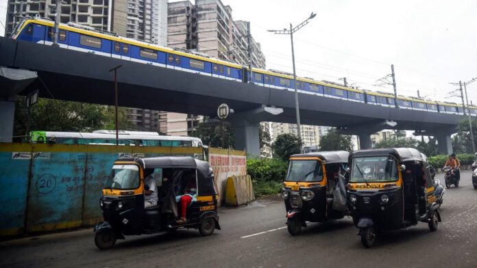 भारी बारिश के दौरान मुंबई मेट्रो लाइन 2A स्टेशन पर खड़े यात्री और प्रभावित मेट्रो सेवा का दृश्य
