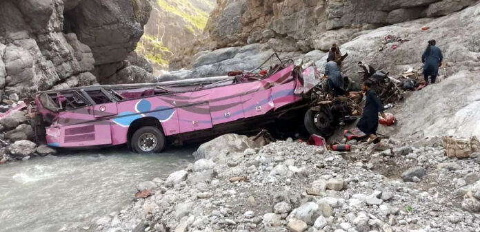 पाकिस्तान के खैबर पख्तूनख्वा में खाई में गिरी यात्री बस के हादसे के बाद राहत और बचाव कार्य करते रेस्क्यू कर्मी
