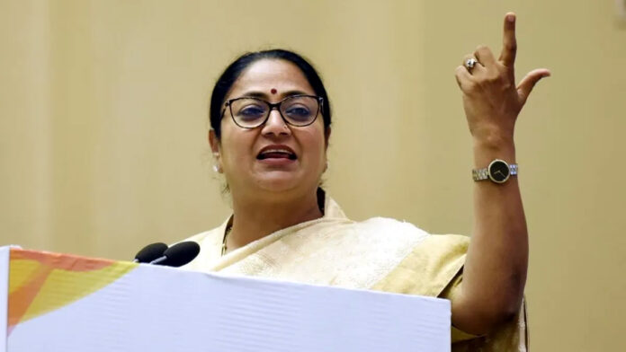 दिल्ली में GPA के जरिए प्रॉपर्टी खरीद-बिक्री पर संभावित रोक को दर्शाती सांकेतिक तस्वीर, जिसमें मकान, दस्तावेज और रजिस्ट्री प्रक्रिया दिखाई गई है।