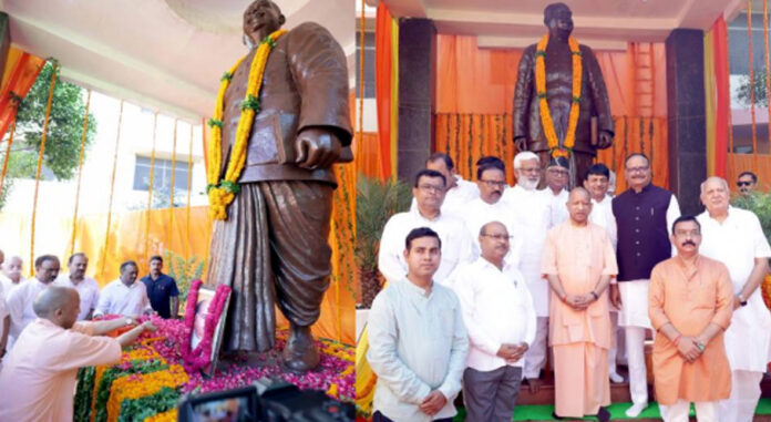 लखनऊ के डॉ. श्यामा प्रसाद मुखर्जी अस्पताल में उनकी 125वीं जयंती पर प्रतिमा पर पुष्पांजलि अर्पित करते मुख्यमंत्री योगी आदित्यनाथ।