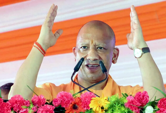 वाराणसी में मुख्यमंत्री योगी आदित्यनाथ मुख्यमंत्री कैशलेस चिकित्सा योजना का शुभारंभ करते हुए शिक्षकों को संबोधित करते हुए।